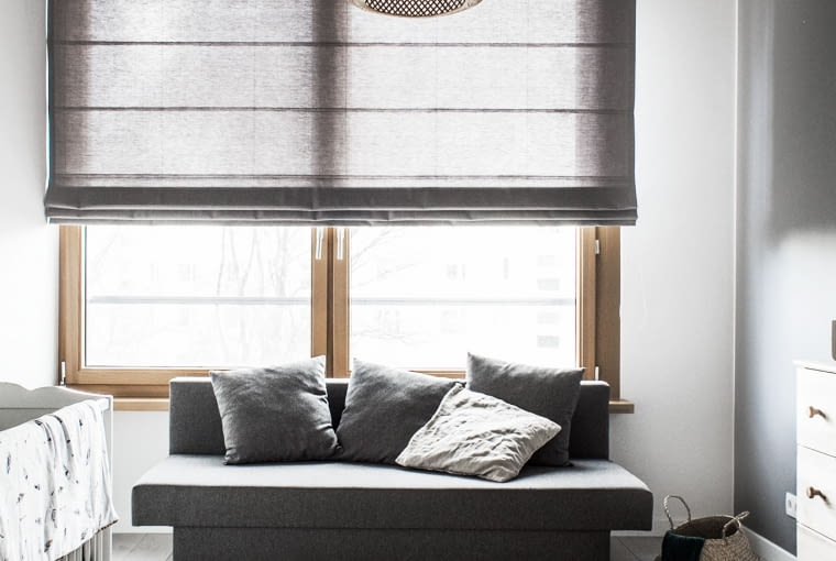 Pokój Franka ma neutralne tło. Być może, jak podrośnie wprowadzone zostaną tu inne kolory. Na razie gospodarz tego wnętrza dużo śpi i je, więc tonujące barwy i naturalne dodatki dostrojono do dziecięcej łagodności.