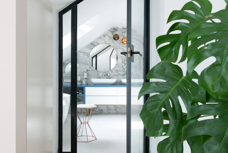 Loftowe drzwi na poddaszu,pod skosem