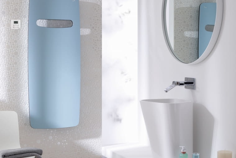 W zależności od wysokości konstrukcji grzejnik oferowany jest z jednym lub dwoma estetycznymi wycięciami na ręczniki. Można go  kupić w różnych kolorach, a także w wersji  z anodowanego aluminium