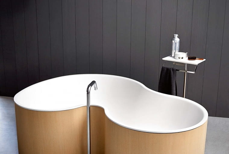 KĄPIEL W DUCHU ZEN. Taką wannę można ustawić tylko w centralnym punkcie salonu kąpielowego. I podziwiać ją ze wszystkich stron. Oryginalna forma o miękkich, opływowych liniach jest bardzo dekoracyjna, a okładzina z forniru jeszcze dodaje atrakcyjności. agapedesign.it/kari-mobili.pl