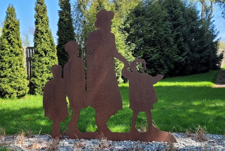 Płaskorzeźby, upamiętniające konkretne momenty związane z likwidacją getta we Włodawie