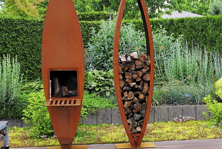 Paleniska doskonale współgrają z drewnianym tarasem.