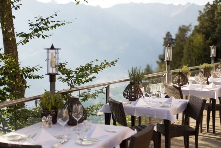 W cieplejszych miesiącach można spędzać całe dnie na tarasie, podziwiając widoki. hotel, narty, Tyrol