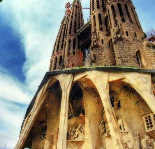 Z powodu olbrzymich kosztów budowy, które pokrywają głównie datki wiernych, Sagrada Familia będzie budowana jeszcze co najmniej 15 lat jean nouvel, herzog and de meuron, antonio gaudi, top 10, santiago calatrava, barcelona, hiszpania, architektura