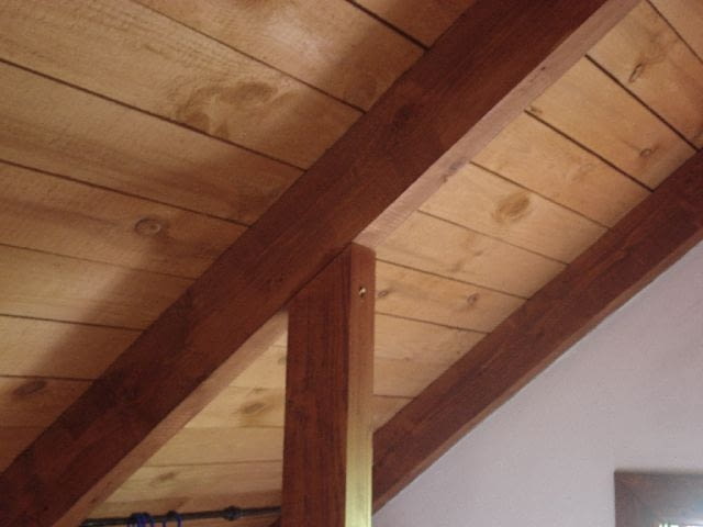 Deskowanie dachu widoczne od strony wnętrza konstrukcja dachu,krokwie,belki,dach