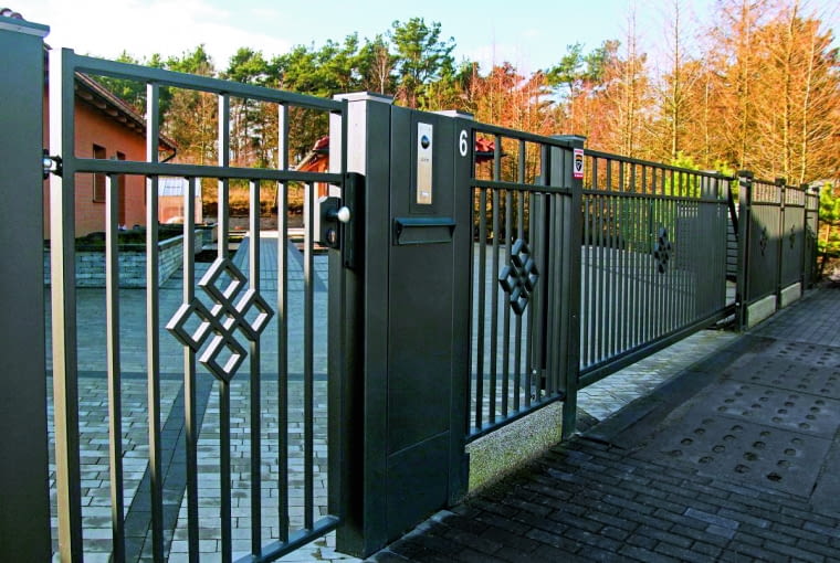 W górnej części tego modułu jest miejsce na zestaw domofonowy,  środkową przeznaczono na przesyłki listowe, natomiast w dolnej  umieszczono centralę sterującą z elementami zasilania systemu W górnej części tego modułu jest miejsce na zestaw domofonowy,  środkową przeznaczono na przesyłki listowe, natomiast w dolnej  umieszczono centralę sterującą z elementami zasilania systemu