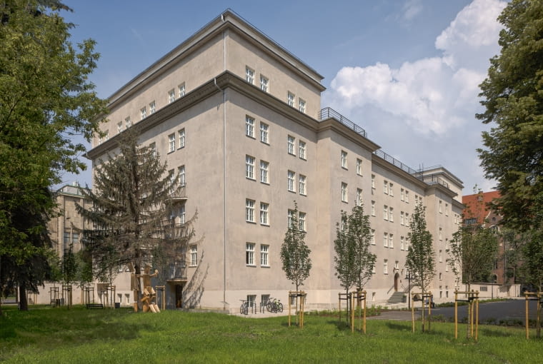 Dawne Semnarium Śląskie - zrewaloryzowana siedziba krakowskiej Filii im. ks. Józefa Tischnera Uniwersytetu SWPS Dawne Semnarium Śląskie - zrewaloryzowana siedziba krakowskiej Filii im. ks. Józefa Tischnera Uniwersytetu SWPS