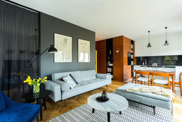 Przestrzeń dla kochających perełki retro, polskie dzieła sztuki i nowoczesne rozwiązania. Stylowe mieszkanie miłośnika designu i polskiej sztuki