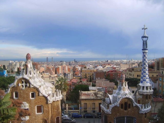 Park Güell, czyli labirynt Gaudiego. W północno-centralnej części Barcelony znajduje się przedziwny ogród, w którym jak labiryncie porozrzucane są rzeźby i budynki Gaudiego. Pierwotnie na dwudziestu hektarach architekt miał zaprojektować 60 budynków, z czego ostateczni powstały tylko dwa. jean nouvel, herzog and de meuron, antonio gaudi, architektura, top 10, santiago calatrava, barcelona, hiszpania