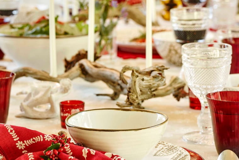ZARA Home: obrus z nadrukiem śniegu - 269 zł; serwetki z nadrukiem śniegu - 89,90 zł (4 szt.); szklana czerwona podstawka pod talerz - 39,90 zł; miska z fajansu we wzór paisley - 29,90 zł; płaski talerz z fajansu we wzór paisley - 35,90 zł. święta, boże narodzenie, zara home