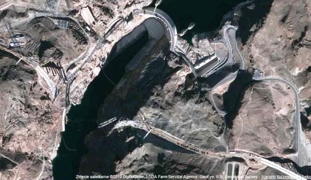 Zdjęcie satelitarne budowy mostu Hoover Dam Bypass w USA. Odciąży od ruchu samochodowego znajdującą się pół kilometra dalej Zaporę Hoovera konstrukcja, beton, ameryka, usa, most