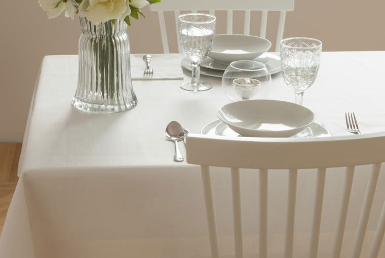 Zara Home - Milano Collection: biały obrus z lnu. Cena: 179 zł (150 x 150 cm) i 239 zł (150 x 350 cm). zara home, len, lniana pościel, prostota, minimalizm we wnętrzach, prosta pościel