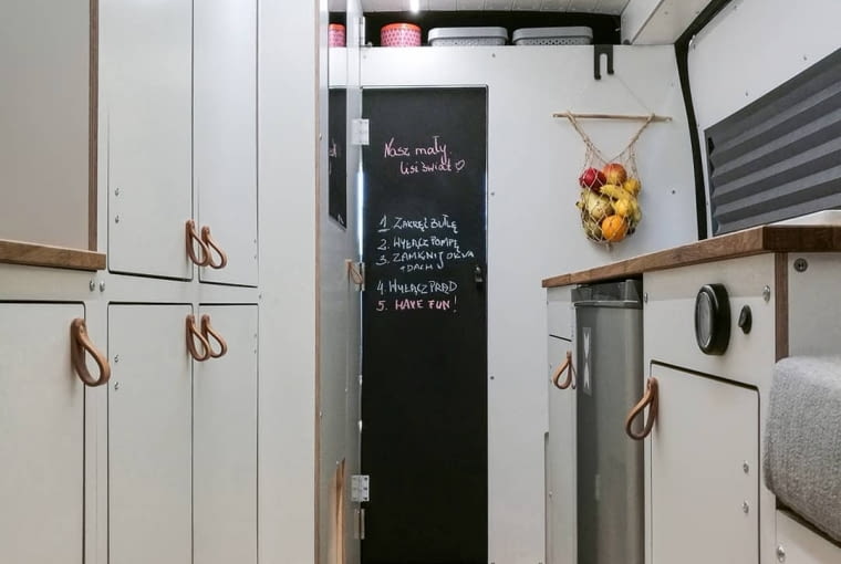 Na ścianie oddzielającej szoferkę od części mieszkalnej pojawiają się "złote myśli" i rzeczy "do zrobienia"".