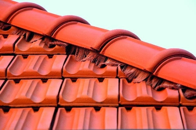 Pojedyncza marsylka waży więcej niż jedna karpiówka. Jednak 1 m2 pokrycia wykonanego z marsylek jest lżejszy niż tego z karpiówek dachówki ceramiczne
