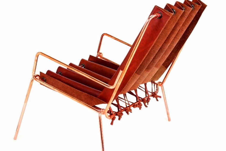 Fotel Drape, konstrukcja z metalu malowanego proszkowo na kolor miedzi, siedzisko skórzane, 16 649 zł, 1Millimetre/kookudesign.com Fotel Drape, konstrukcja z metalu malowanego proszkowo na kolor miedzi, siedzisko skórzane, 16 649 zł, 1Millimetre/kookudesign.com