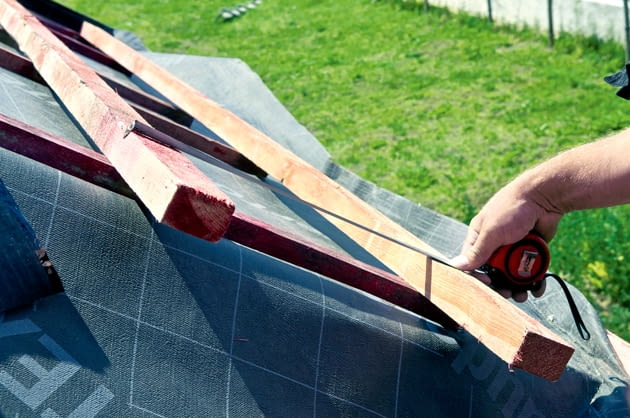 Wymierzanie odległości pomiędzy łatami dach, układanie dachówek, łaty na dachu