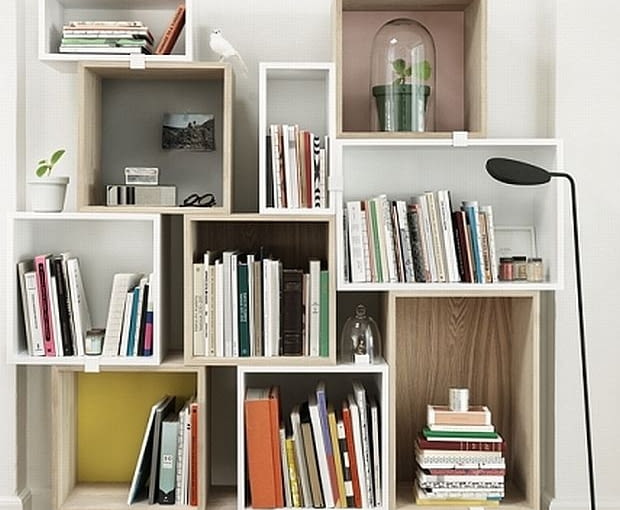 System Stacked, producent: Muuto New Nordic Oto system Stacked, służący do tworzeniu unikalnych regałów. Kształt, forma i kolorystyka regału zależy tylko od twojej wyobraźni. Prezentowane elementy w kolorze białym bez tylnej ścianki (wersja otwarta) dostępne są w trzech rozmiarach: Wymiary (wys. x szer. x gł.): duży: wysokość 43,6cm; szerokość 65,4 cm; głębokość 35 cm średni: wysokość 43,6 cm; szerokość 43,6 cm; głębokość 35 cm mały: wysokość 43,6cm; szerokość 21,8 cm; głębokość 35 cm. Kolor: biały. Jako elementy systemu Stacked występują także: - elementy białe w 3 rozmiarach - zamknięte (z białą tylną ścianką), - elementy w okleinie jesionowej w 3 rozmiarach - otwarte (bez tylnej ścianki), - elementy w okleinie jesionowej w 3 rozmiarach - zamknięte (z tylną ścianką w okleinie jesionowej), - elementy w okleinie jesionowej (element średni) - zamknięte (z tylną ścianką w kolorach: szarym, różowym, żółtym), - podium do systemu Stacked w okleinie jesionowej lub białej, - klipsy do łączenia elementów systemu w kolorach: zielony, biały, żółty. regał, półki, system Stacked, aranżacje wnętrz