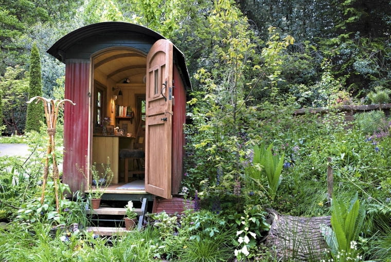 CR3NYR The Plankbridge Shepherd's Hut Garden Sponsor: Plankbridge Hutmakers Ltd Artisan Garden at RHS CHelsea Flower Show 2012 SLOWA KLUCZOWE: Plankbridge Shepheds Hut Garden [Artisan Garden] [Plankbridge Shepheds Hut Garden] RHS Chelsea Flower Show 2012 [RHS Chelsea Flower Show 2012] Artisan Garden hut shed writer's hut outdoor office Plankbridge Hutmakers