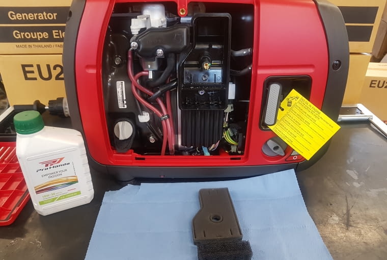 Kontrola stanu filtra powietrza na przykładzie agregatu prądotwórczego Honda EU 22i