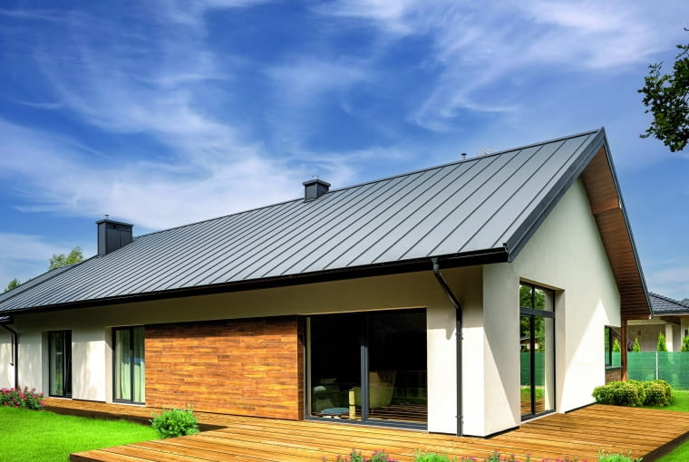 Sztywne poszycie nadaje się pod każdy materiał pokryciowy, można je stosować na  dachach o różnych kształtach. Wymaga  osłonięcia papą lub folią wstępnego krycia  o takim przeznaczeniu