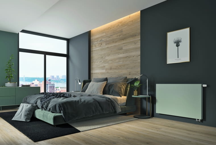 Grzejnik panelowy z płaską płytą frontową. Szeroka gama modeli pozwala dobrać odpowiednią wysokość, długość, szerokość i moc grzejnika do każdego pomieszczenia – sprawdza się w instalacjach zasilanych pompą ciepła. Zawieszenia, korek i odpowietrznik dostarczane są w komplecie