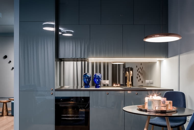 Lustrzana powierzchnia na ścianie nad blatem roboczym powiększamy wnętrza