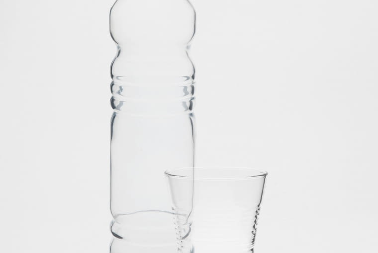 Zara Home - Milano Collection: szklana karafka w kształcie butelki (31,5 cm wysokości). Cena: 49,90 zł. zara home, len, lniana pościel, prostota, minimalizm we wnętrzach, prosta pościel