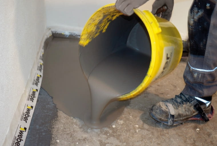 Wykończenie podłogi przy pomocy wodoszczelnej masy samopoziomującej weber.tec 932