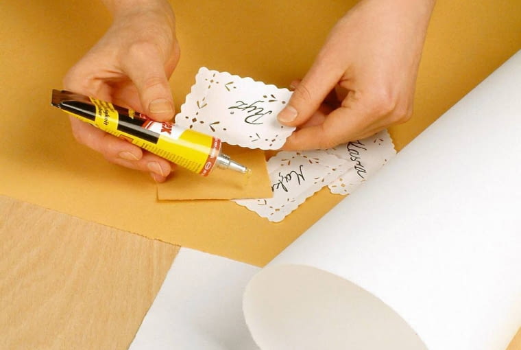 <B>Wykonanie:</B> Z papieru wycinamy kartoniki odpowiedniej wielkości. Na tych, które będą na wierzchu, wycinamy wzorki i robimy cienkopisem napisy. Wierzchnie kartoniki sklejamy ze spodnimi i naklejamy na pojemniki. WYKONANIE OZDOBNYCH ETYKIET NA NACZYNIA ARANZACJA KINGA KLOSINSKA , ANETA KOSIBA DO JEDNORAZOWEJ PUBLIKACJI FOT. MARIUSZ PIETRON PUBLIKACJA CZTERY KATY NR SPECJALNY - KUCHNIE WIOSNA 2003 PUBLIKACJA CZTERY KATY NR 8 (154) - 8.2004 SLOWA KLUCZOWE: BUTIK ZDJĘCIE DO WKŁADKI: PUBLIKACJA CZTERY KATY NR SPECJALNY - KUCHNIE WIOSNA 2003 - CZASOPISMA PUBLIKACJA CZTERY KATY NR 8 (154) - CZASOPISMA