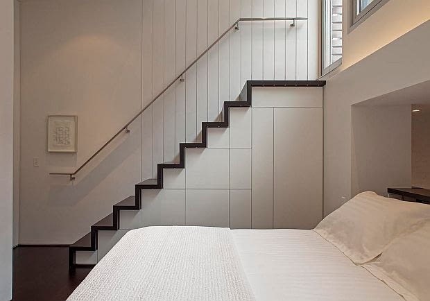 Na dole znajduje się przedpokój, niewielka kuchnia, łazienka i salon. loft, mały loft, małe mieszkanie