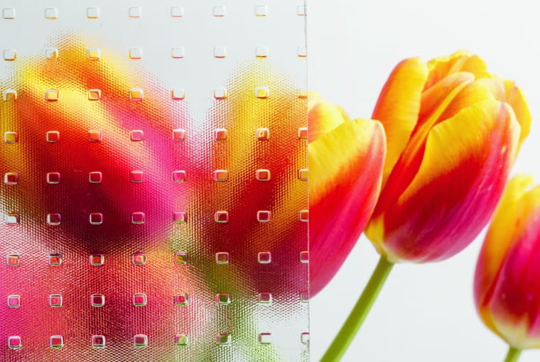 Możliwość zastosowania w oknach szyb o wyraźnie zaznaczonej strukturze zwiększa estetykę okna, a także podnosi poczucie prywatności, rozpraszając widok przez szybę