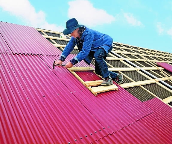 Układanie płyt bitumicznych dach, pokrycie dachowe, płyty bitumiczne, gont bitumiczny POKRYCIE DACHU MONTAZ FALISTYCH PLYT BITUMICZNYCH PUBLIKACJA LADNY DOM NR 3 (89) - 3.2006