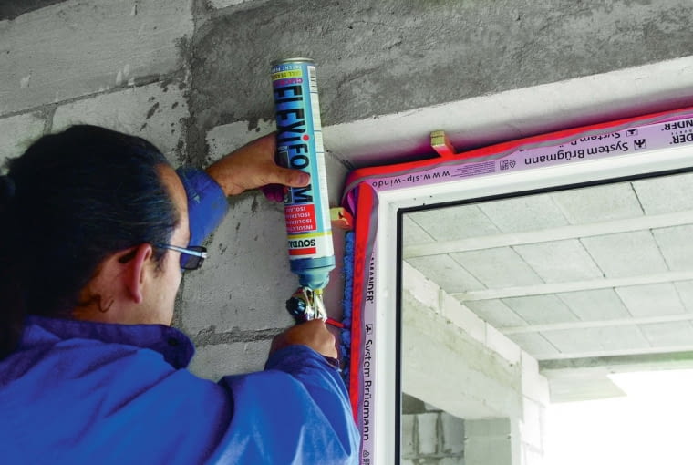 Piana montażowa, aby dobrze spełniać swoją funkcję, musi być osłonięta taśmami od zewnątrz i wewnątrz. Piana montażowa, aby dobrze spełniać swoją funkcję, musi być osłonięta taśmami od zewnątrz i wewnątrz.