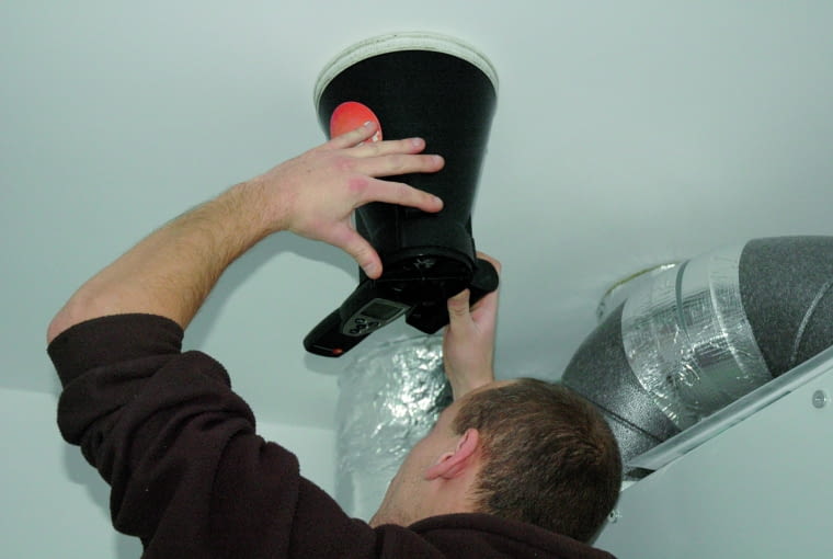 Po zakończeniu przeglądu sieci kanałów wentylacji mechanicznej dokonuje się ponownej regulacji instalacji, wykorzystując anemometr, którym mierzy przepływ powietrza w poszczególnych punktach