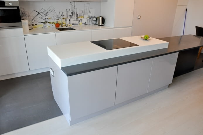 Biały blat kompozytowy firmy Ramido.