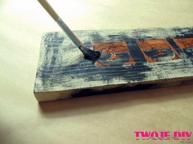 Dekoracja kuchni. Krok 4. Tak zwanym suchym pędzlem wcieraj farbę w deskę. dekoracja kuchni, diy, zrób to sam, dekoracja wnętrz
