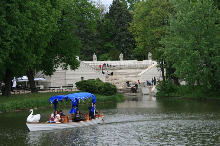 W oddali Teatr na Wyspie. Można tam podpłynąć gondolą.