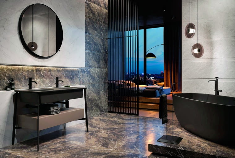 W tej łazience zastosowano płytki w modnym, kontrastowym zestawieniu kolorystycznym, bieli i czerni. Wyraźna, dekoracyjna struktura imituje wygląd naturalnego kamienia W tej łazience zastosowano płytki w modnym, kontrastowym zestawieniu kolorystycznym, bieli i czerni. Wyraźna, dekoracyjna struktura imituje wygląd naturalnego kamienia