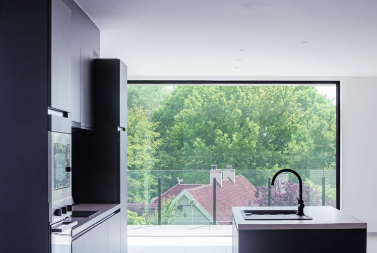 Najcieplejsza stolarka odznacza się dużym udziałem szyby w całkowitej powierzchni okna oraz brakiem podziałów wynikających z zastosowania np. szprosów czy skrzydeł okien Najcieplejsza stolarka odznacza się dużym udziałem szyby w całkowitej powierzchni okna oraz brakiem podziałów wynikających z zastosowania np. szprosów czy skrzydeł okien