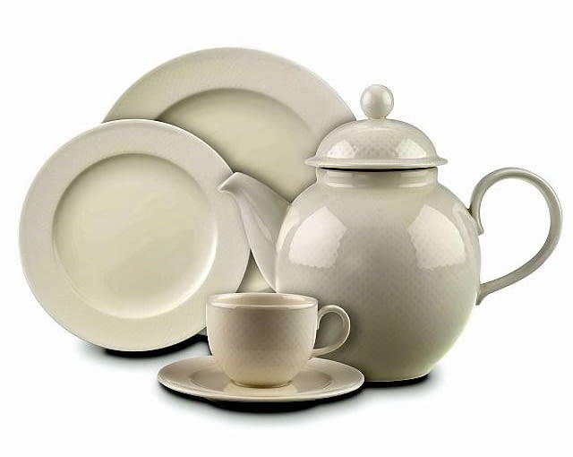 Naczynia. Talerze, filiżanki, dzbanki - rzadko z delikatnej porcelany, częściej z grubej ceramiki, nie zawsze o idealnych kształtach, bo wyrabiane ręcznie . Naczynia. Talerze, filiżanki, dzbanki - rzadko z delikatnej porcelany, częściej z grubej ceramiki, nie zawsze o idealnych kształtach, bo wyrabiane ręcznie .