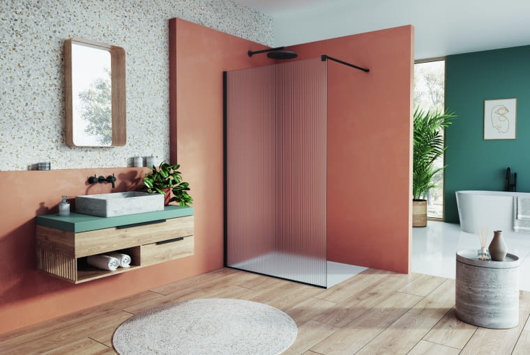 Producenci proponują wiele rodzajów szkła o dekoracyjnej powierzchni – samo w sobie  staje się ono ozdobą łazienki, a dodatkowo zapewnia intymność