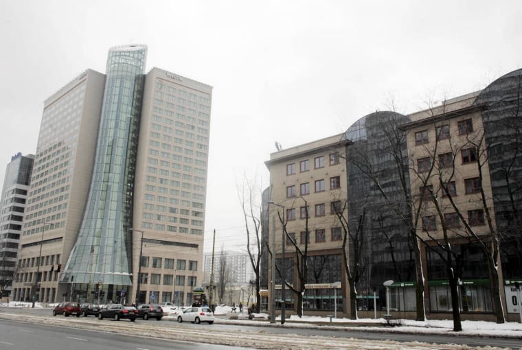Atrium (po prawej) stoi na przeciwko Hotelu Westin 02.04.2013 Warszawa . Ulica Grzybowska . Budynek Atrium . fot . Przemek Wierzchowski / Agencja Gazeta SLOWA KLUCZOWE: atrium budynek centrum zabudowa
