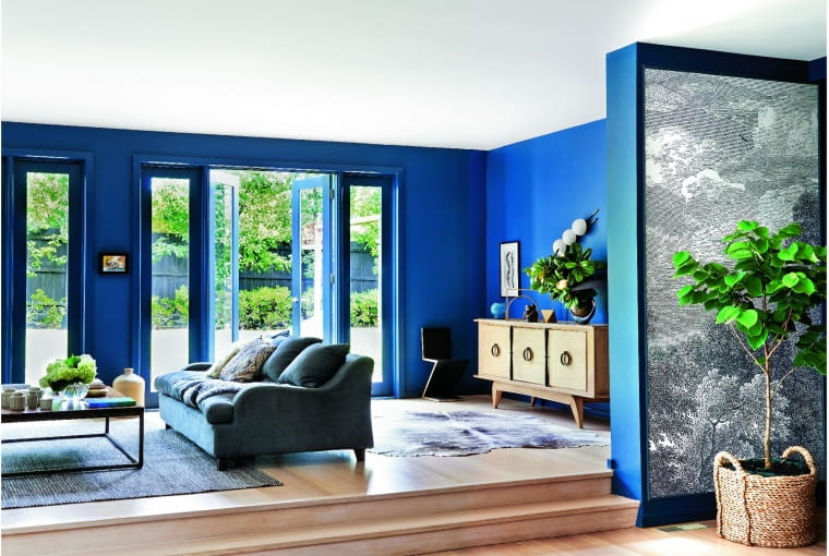 Ściany pomalowano farbą Hague Blue marki Farrow & Ball. Sofa Claude firmy Pinch obita tkaniną Linara marki Romo. Przy oknie krzesło Zig-Zag Gerrita Rietvelda z lat 30. ubiegłego wieku. Ściany pomalowano farbą Hague Blue marki Farrow & Ball. Sofa Claude firmy Pinch obita tkaniną Linara marki Romo. Przy oknie krzesło Zig-Zag Gerrita Rietvelda z lat 30. ubiegłego wieku.