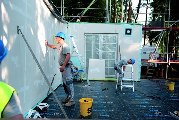 Pierwszy dzień wznoszenia domu prefabrykowanego w technologii drewnianej obejmował przede wszystkim stawianie ścian i montaż stropu parteru dom prefabrykowany