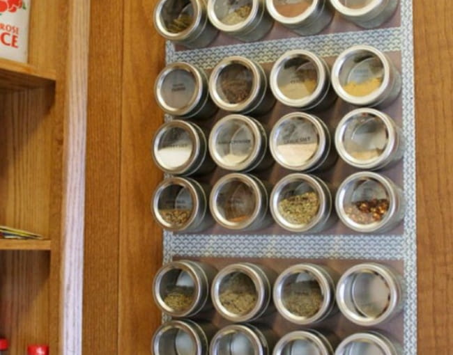 Rozwiązanie dla osób lubiących gotować - sposób na przechowywanie przypraw. Każda przyprawa jest w oddzielnym pojemniczku przyczepionym na magnes do metalowej tablicy. Taką tablice można przytwierdzić po wewnętrznej stronie drzwi szafki bądź do drzwi lodówki, lub do ściany.