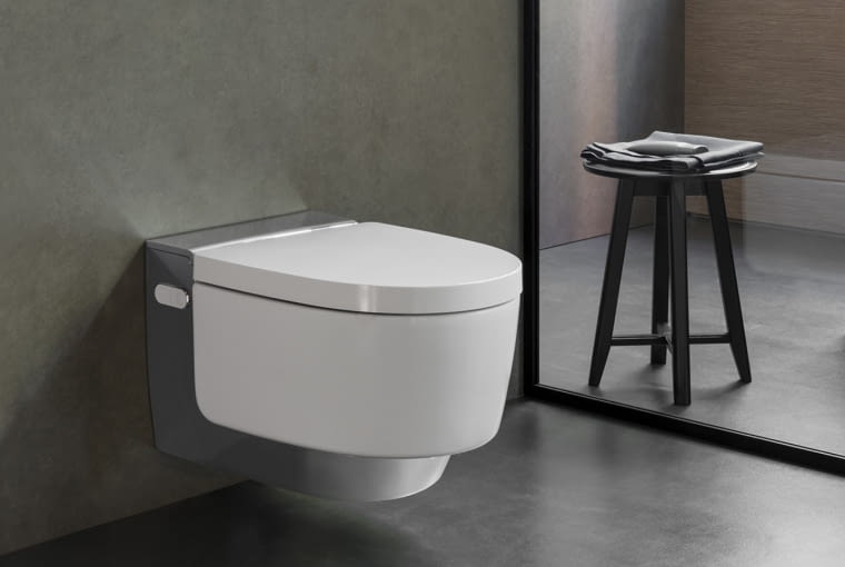 Toaleta myjąca AquaClean Mera jest idealnym przykładem wyposażenia nowoczesnej łazienki – ma prosty design i wiele współczesnych funkcjonalności. Toaleta myjąca AquaClean Mera jest idealnym przykładem wyposażenia nowoczesnej łazienki – ma prosty design i wiele współczesnych funkcjonalności.