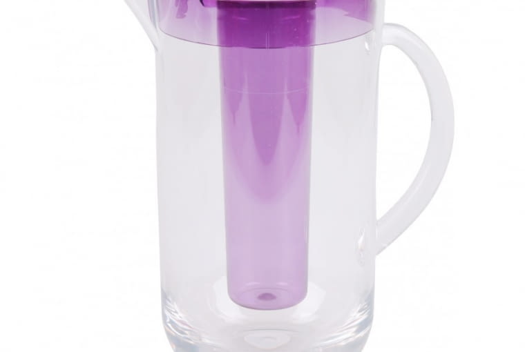 Home&you: dzbanek Cooler. W specjalnym wkładzie możesz umieścić kostki lodu, cząstki cytryny lub listki mięty. Przeceniony z 69 zł na 48,30 zł. wyprzedaż, home&you, hity, tanio, gadżety, wnętrza, akcesoria, dodatki