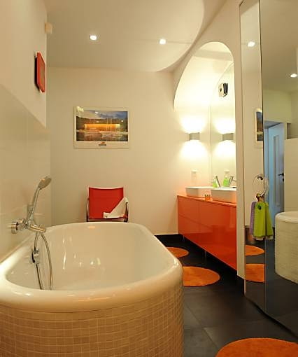 Gdy zgasną halogenowe lampki w podwieszanym suficie i rozjarzy się światło kinkietów zainstalowanych we wnęce z umywalkami, w pomieszczeniu zapanuje nastrojowy półmrok, sprzyjający relaksującej kąpieli.