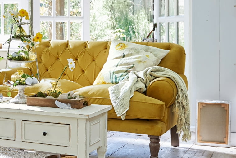 Sofa Carme, żółty aksamit, 4589 zł, loberon.pl Sofa Carme, żółty aksamit, 4589 zł, loberon.pl