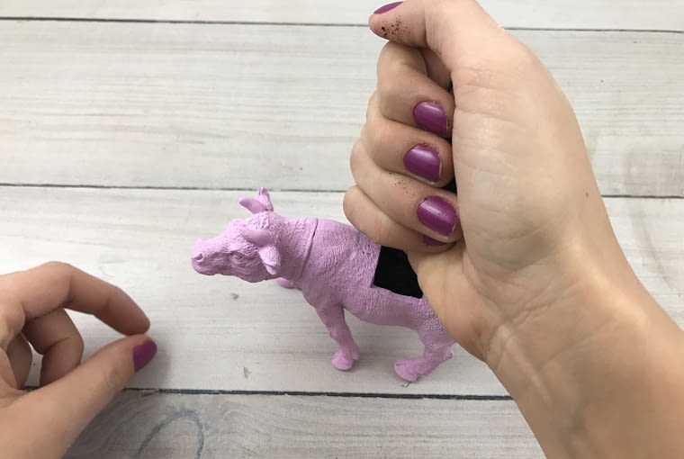 Gdy figurka wyschnie, do środka wsyp ziemię. Jak zrobić doniczkę z figurki?